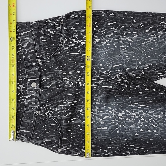 HUE Women's Ultra Soft High Waist Denim Leggings Black Leggy Leopard Size Medium - Picture 13 of 16